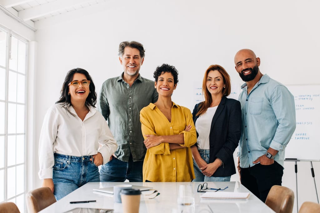 Bild diverses Team stehend